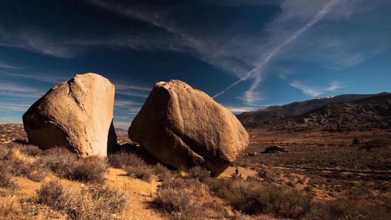 giant boulders in bishop california