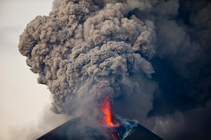 Momotombo Volcano erupts