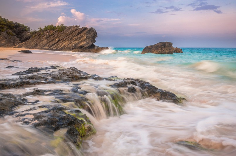 Sunset view over the Horseshoe Bay beach on Bermuda island with beautiful turquoise waves hitting the shore