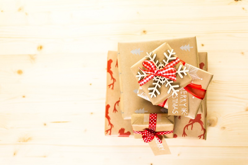 christmas-gifts-wrapped-in-brown-paper-with-red-ribbons